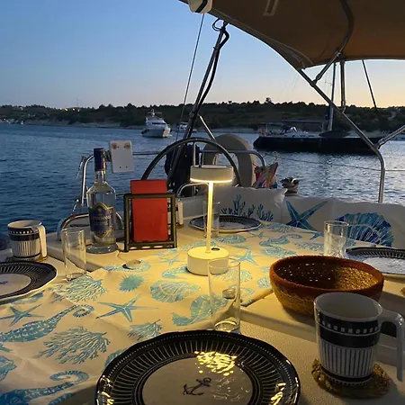 Botel Nautical Nomad *